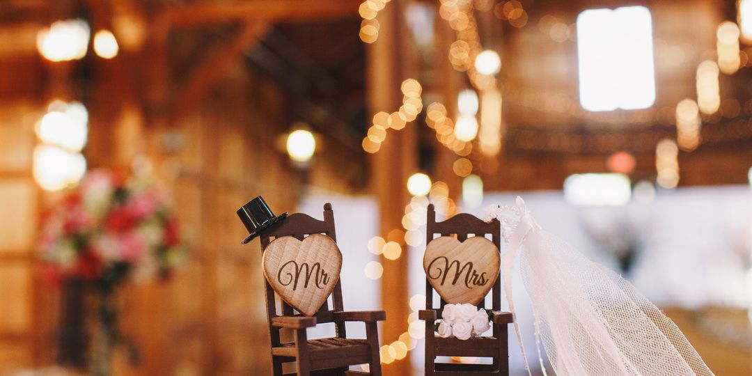 Wedding cake decor made in the for of two rocking chairs